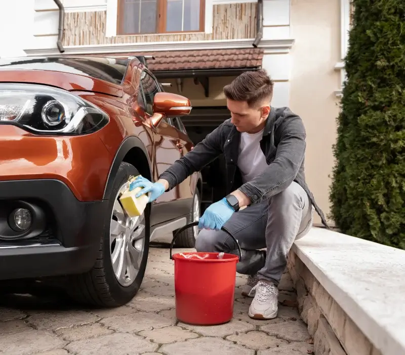 Lavage auto à domicile Espartignac : professionnel intervenant sur un véhicule